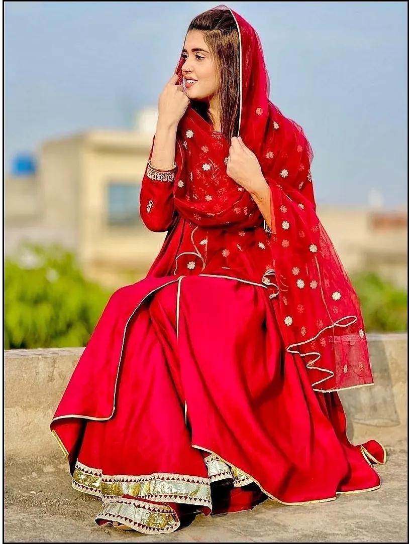 @kanwal.135 wearing LMA