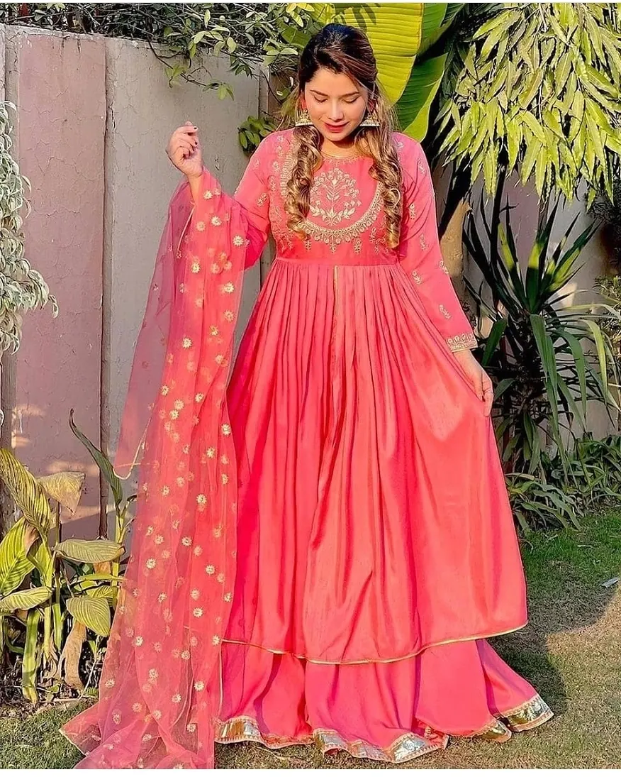 @kanwal.135 wearing LMA