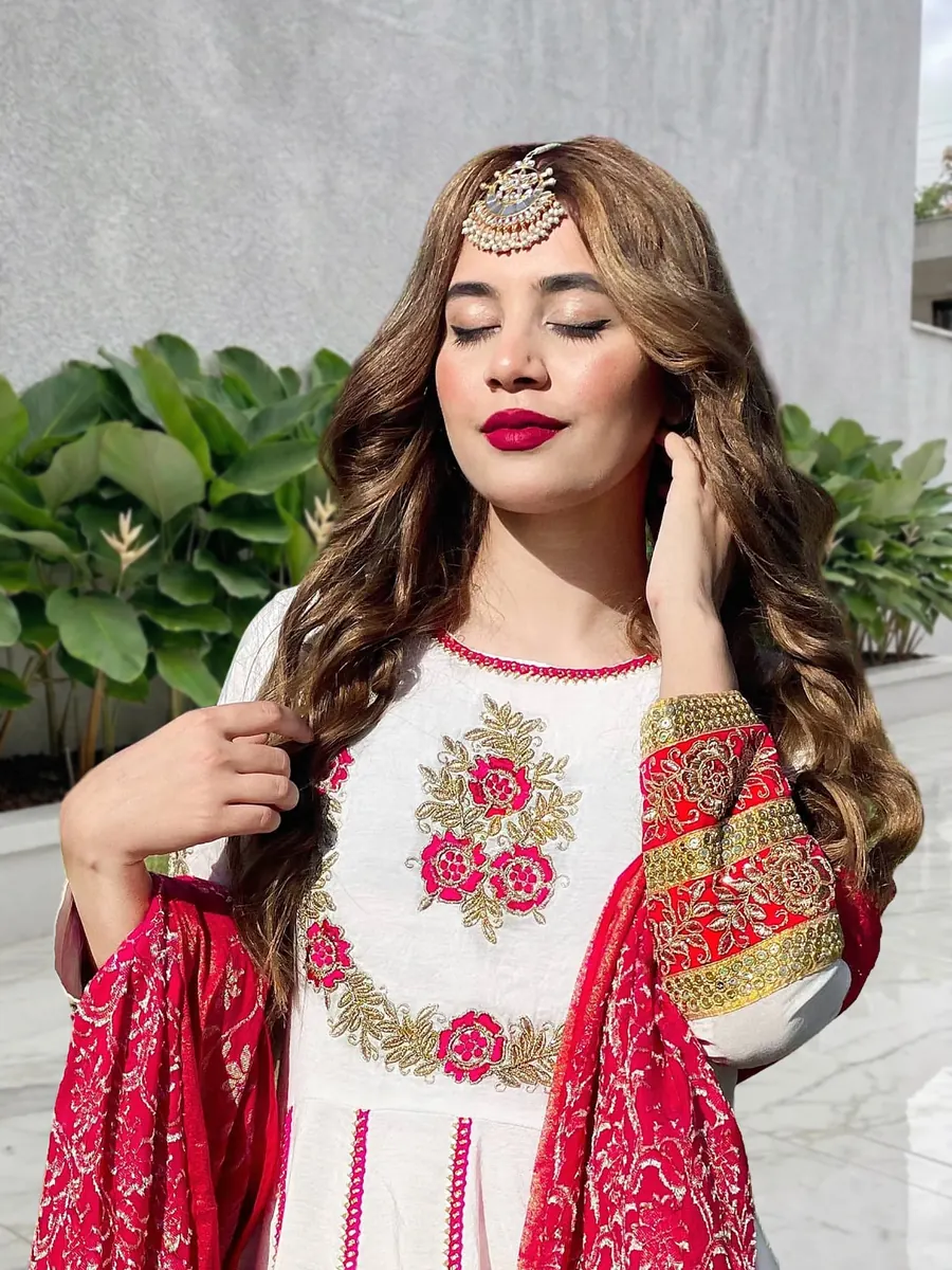 Aaftaab Peshwas, embroidered peshwas with a banarsi dupatta